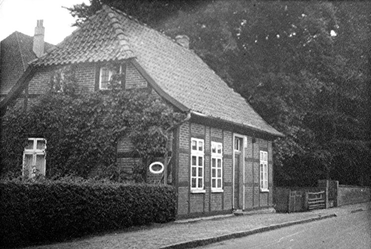 Hauptstraße 46, Wohnhaus Precht neben der Schule, abgerissen